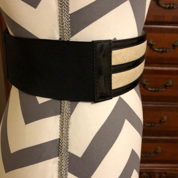 WHITEHOUSE BLACK MARKET beautiful two tone belt - Picture 3 of 5